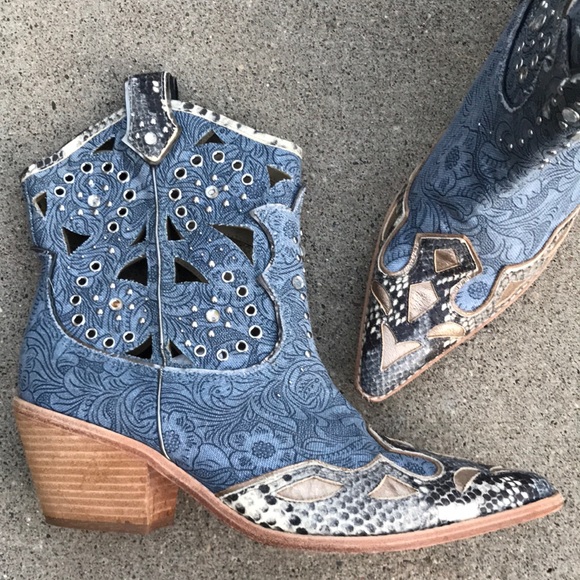 Donald J. Pliner Shoes - ☀️Donald J PLiner Sami Cowboy Boots